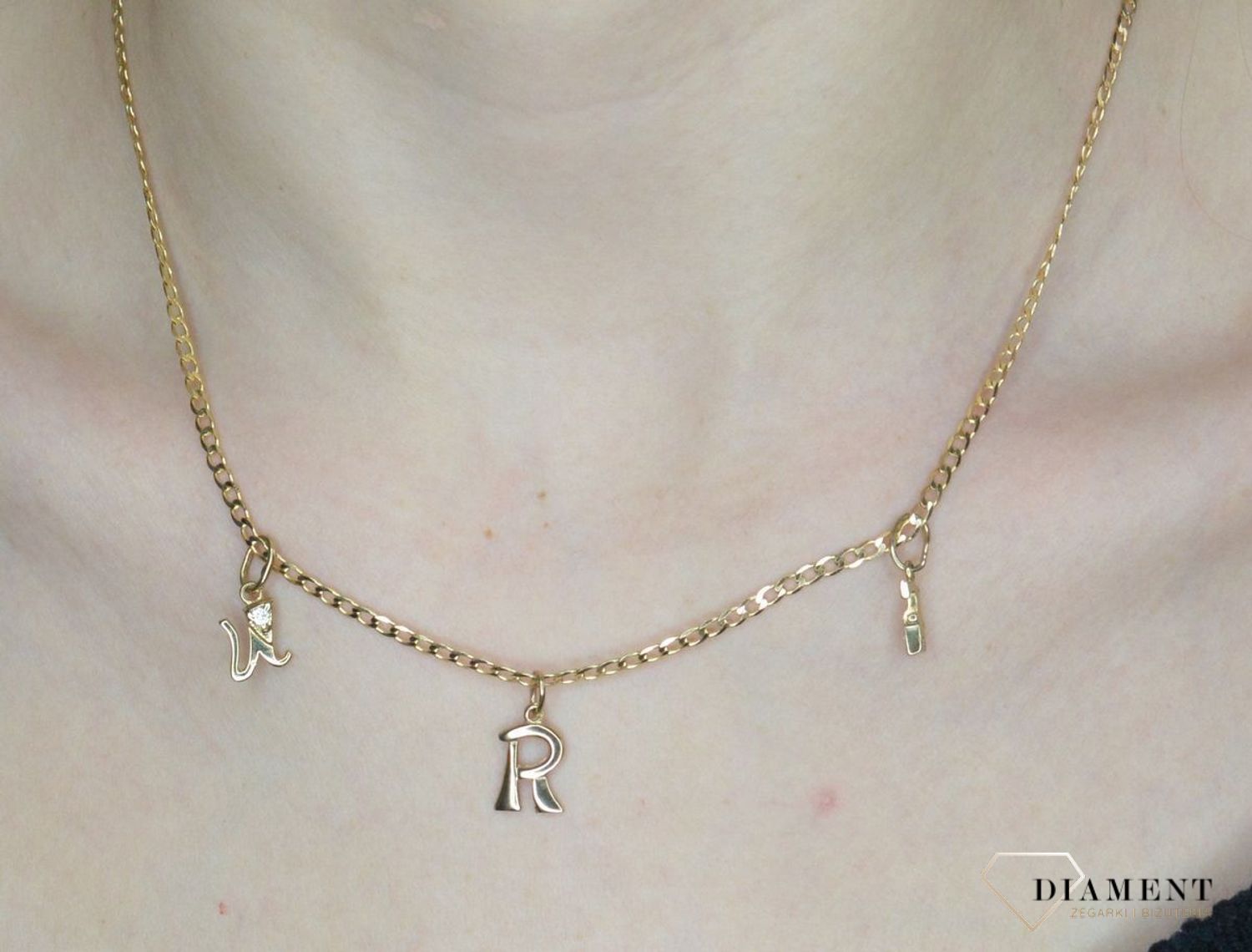 Złota zawieszka damska 333 literka U ozdobiona cyrkonią Literka U 333 cyrkonia.jpg